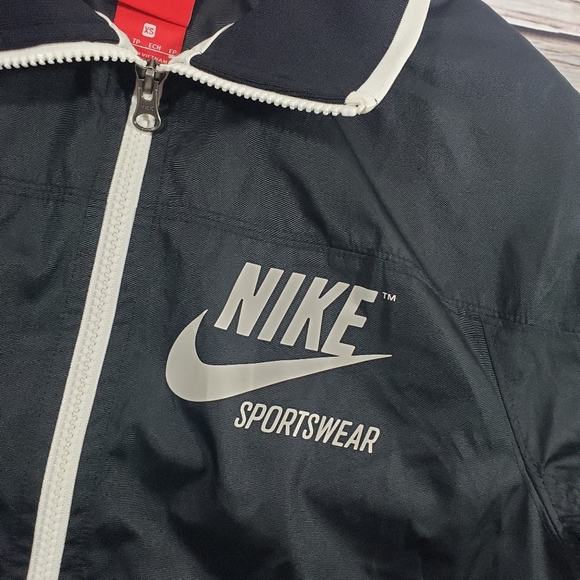 Nike black and white size xsmall womens jacket - Picture 2 of 7